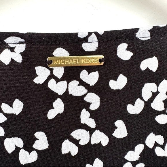 Michael Kors  jersey knit top with a v-neckline and short sleeves - Picture 9 of 10